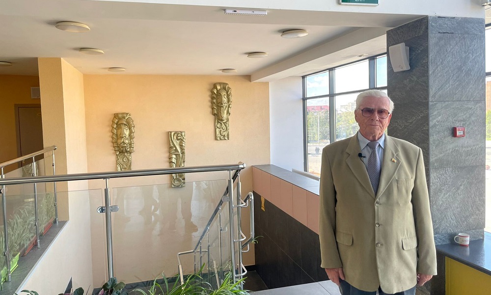 Пропавшие фигуры льва, факира и скоморохов, когда-то украшавшие вход в Омский цирк, нашли в строительном мусоре 