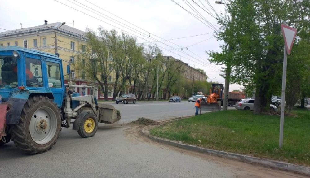 В Омске дорожные рабочие вывезли с улиц города почти 11 тысяч тонн песка и пыли 
