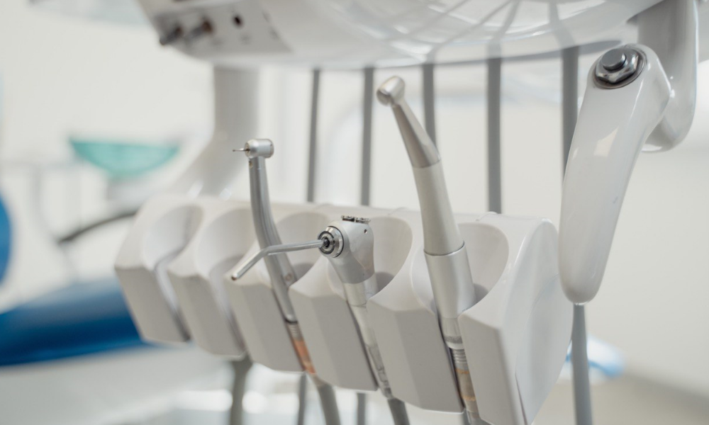 В частных стоматологиях Омска заметно изменились цены на услуги