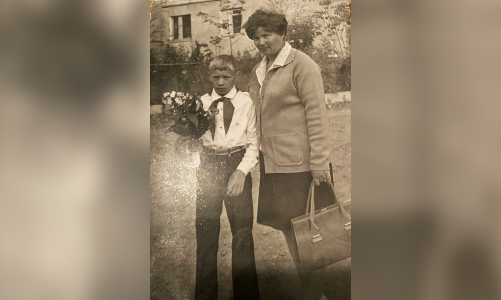  Мэр Омска Сергей Шелест поделился своими пионерскими фотографиями 