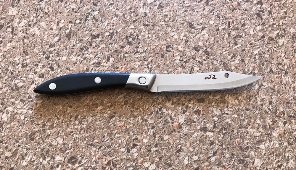 «Упал на нож»: возрастная омичка изрезала пенсионера за то, что тот обидел её подругу