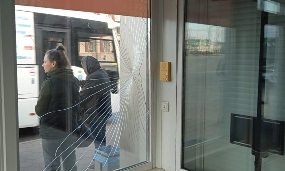 В Омске подростки устроили драку и разбили стекло на остановке «Дом туриста» 