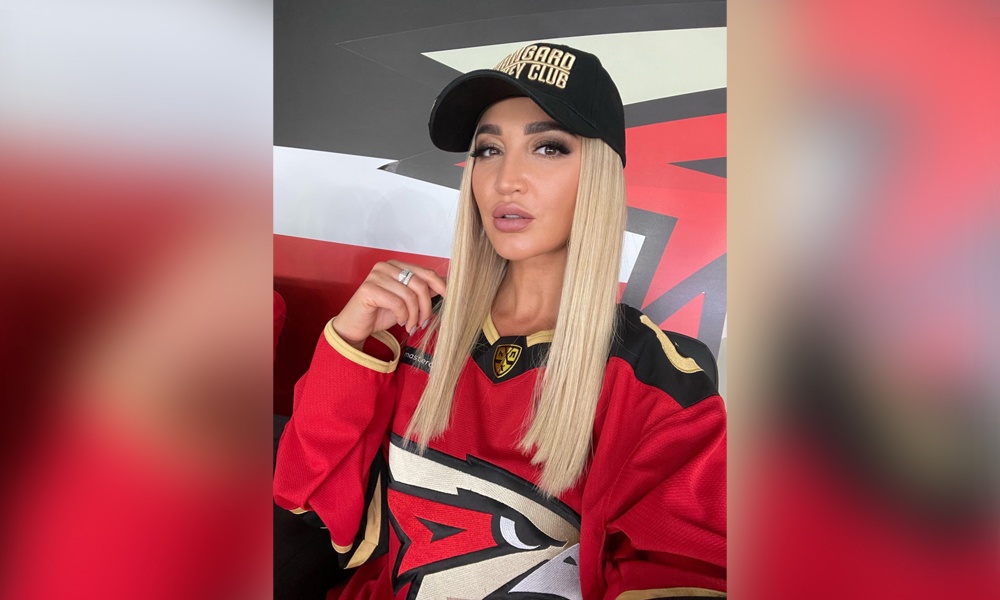 Ольге Бузовой в Омске подарили абонемент на новую «G-Drive Арену» и фирменный шарф «Авангарда»