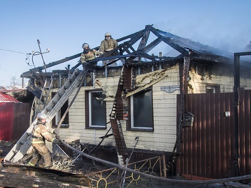 В Ленинском округе Омска загорелся дом площадью 150 кв.м