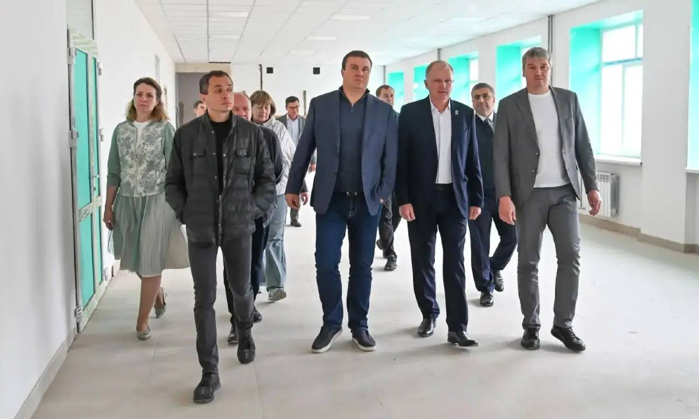 Виталий Хоценко проверил ход капремонта школы в Называевске