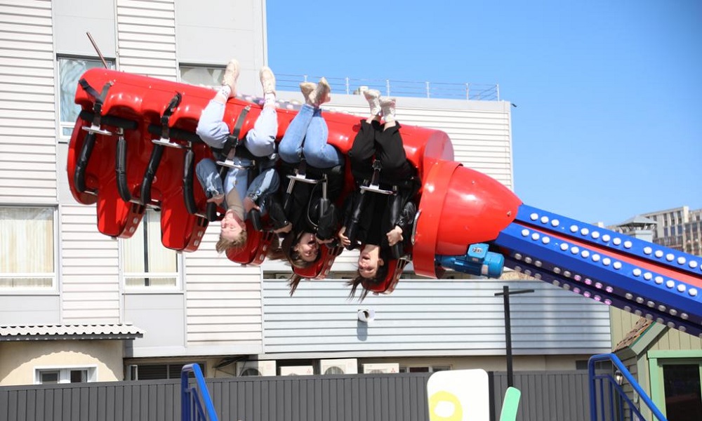 Омский парк «Вокруг света» провёл бесплатный праздник для детей участников СВО