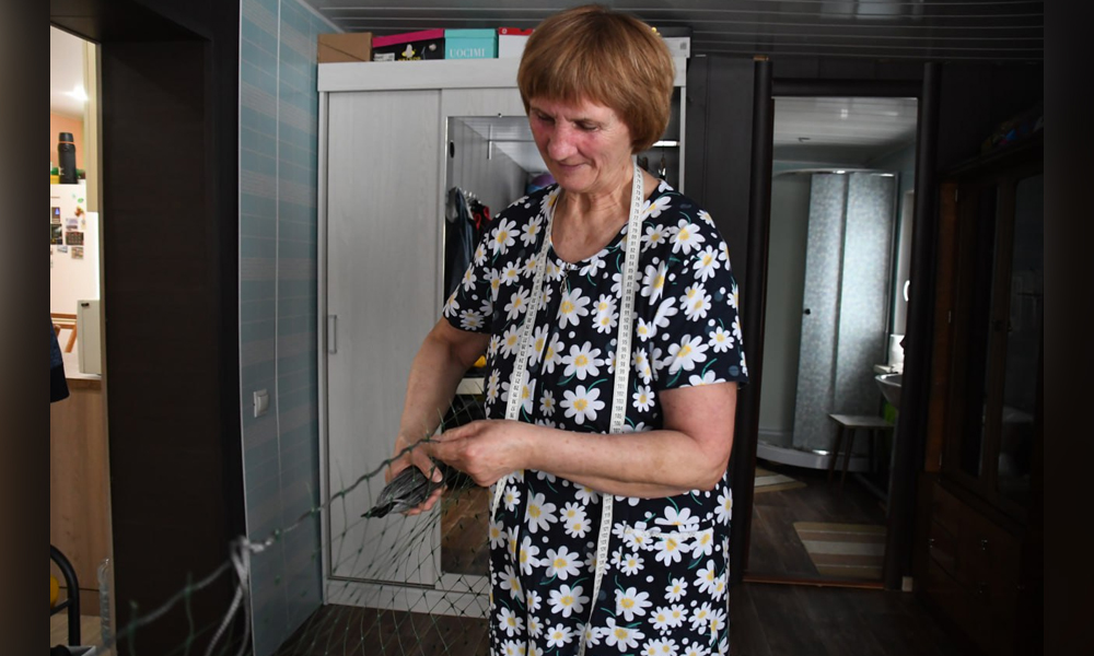 «Не могу сидеть сложа руки»: жительница Увальной Битии помогает фронту плетением масксетей