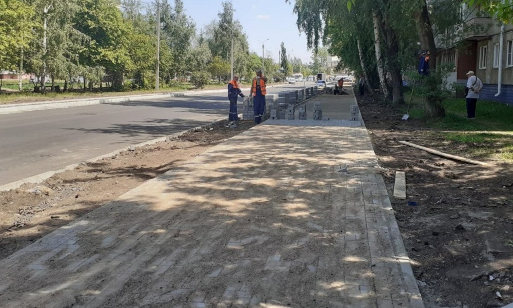 В Омске обустраивают тротуары на улицах Бородина, Тарской и Спартаковской 