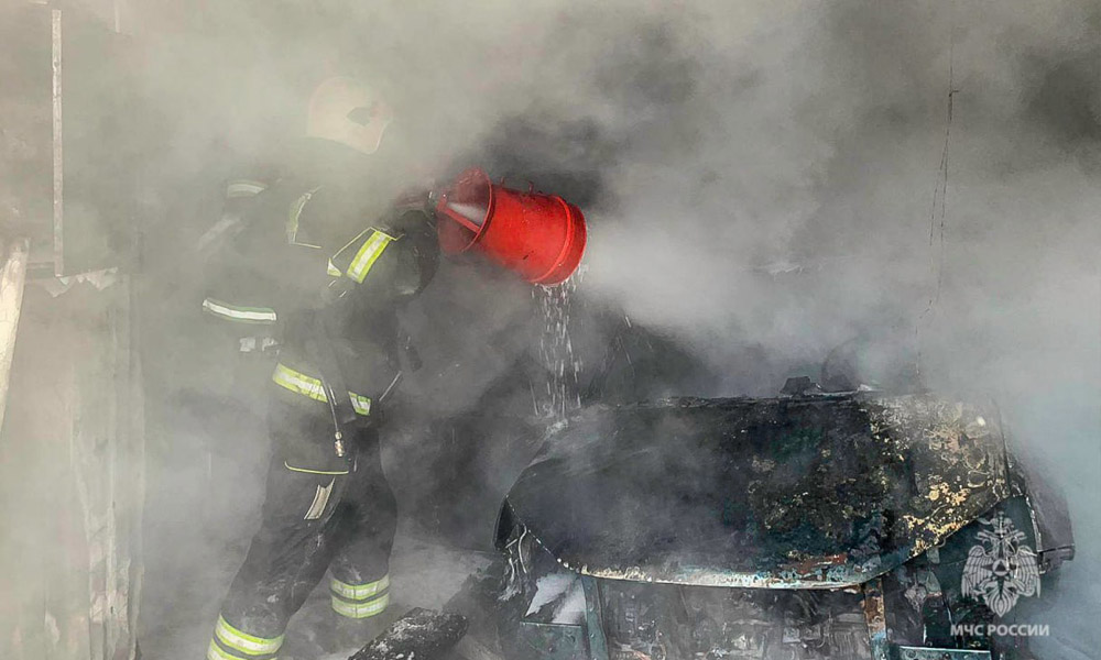 В Омске горел гараж и находящийся в нём автомобиль на улице 2-й Барнаульской