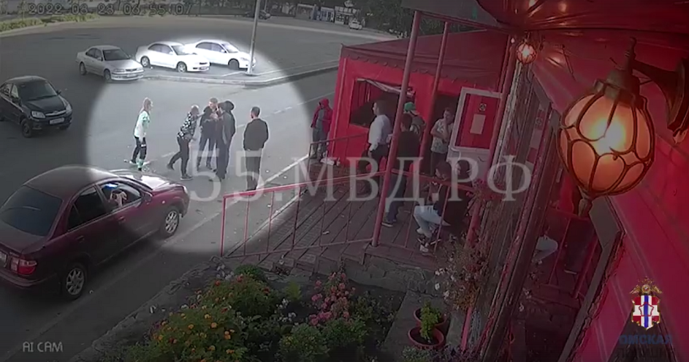 В Омске мужчина оскорбил женщину и попал в больницу 