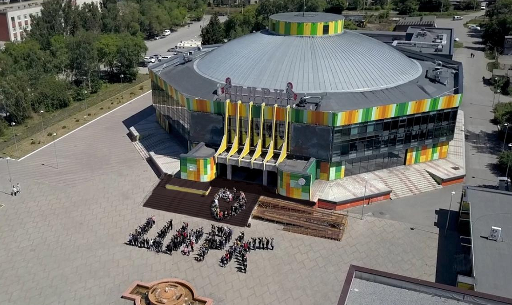 Омичи создали живую надпись «Цирк»