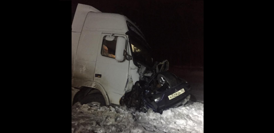 В смертельной аварии под Омском два большегруза раздавили легковушку