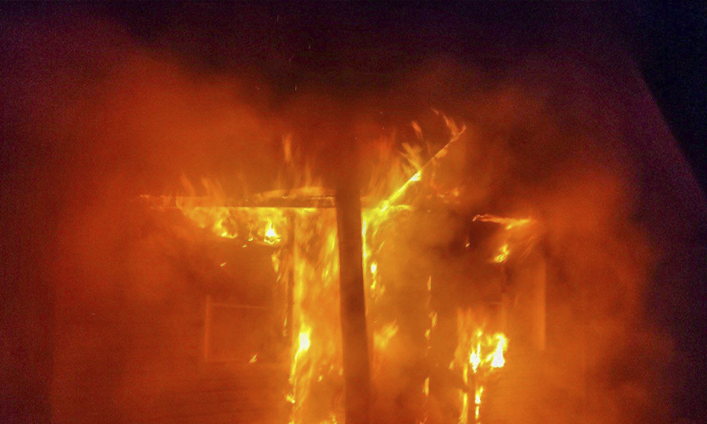 В омском садоводстве «Колос» загорелся дачный дом