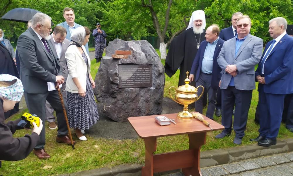 Кирпичи из Омской крепости легли в основание памятника Достоевскому в Калужской области