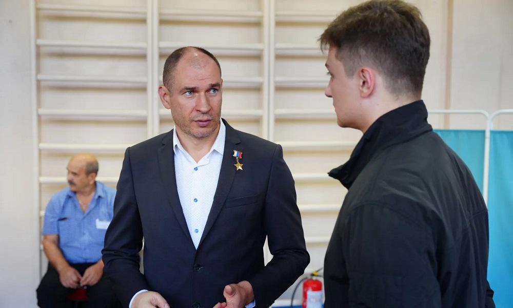 Представители Молодёжного правительства встретились с Дмитрием Перминовым на избирательном участке в гимназии № 62