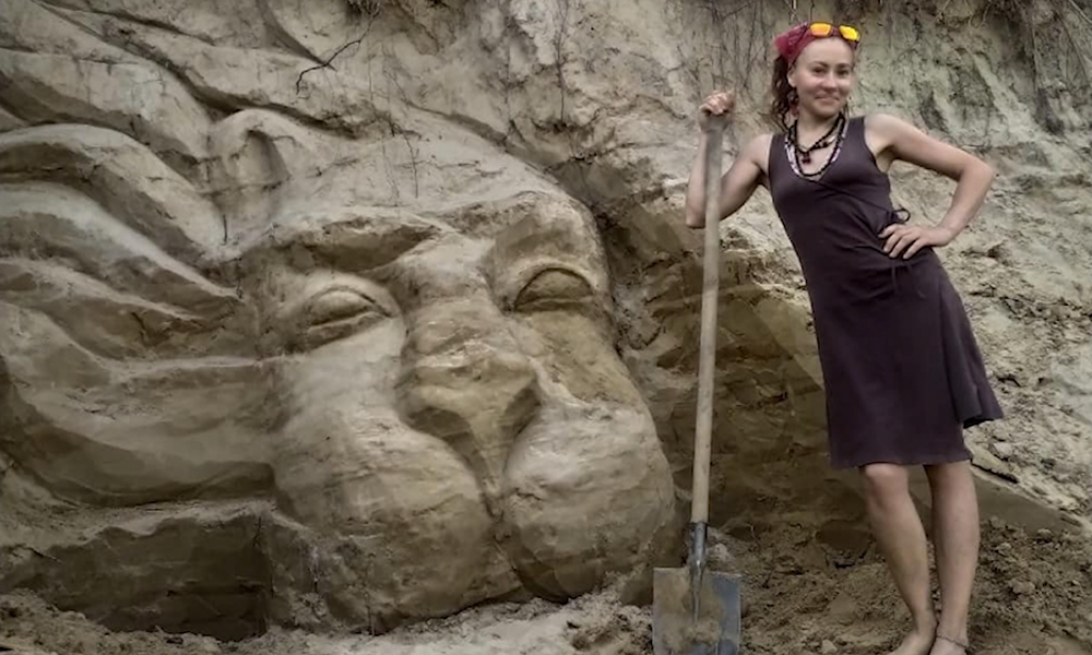 Омичка создала образ царя зверей с помощью одной только лопаты