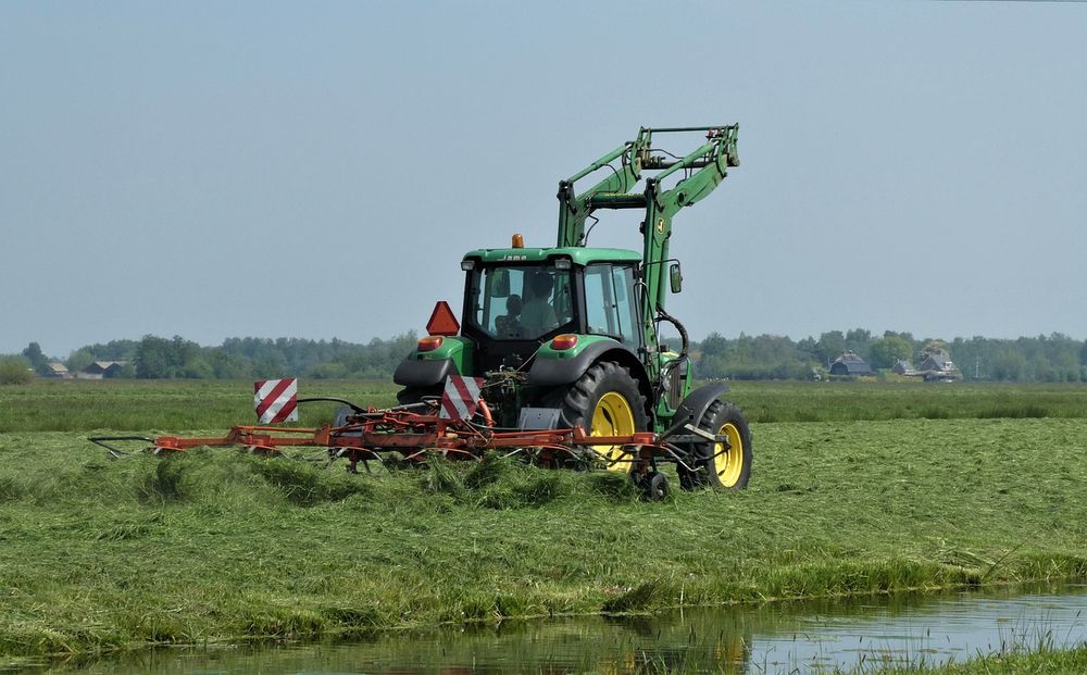 Омский начальник инспекции Гостехнадзора подозревается в выдаче "липовых" удостоверений