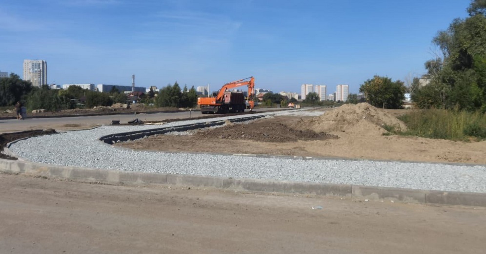 Омские рабочие делают тротуары вдоль улицы 3-й Островской 