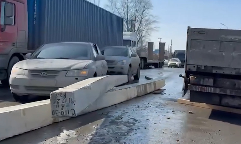 В Омске из кузова грузовика вывались железобетонные блоки