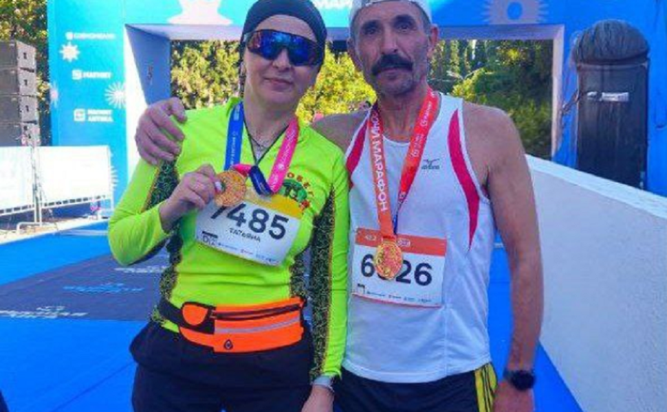 Ветеран спорта из Нижнеомского района Сергей Кирносов завоевал серебро «Сочи Марафона-2025»