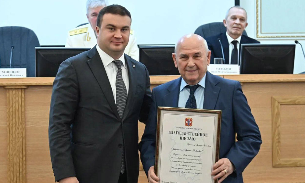 Виталий Хоценко вручил благодарственные письма работникам и ветеранам прокуратуры Омской области 