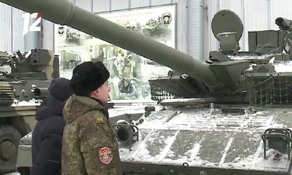 В Омске желающие посетить выставку военной техники выстроились в огромную очередь