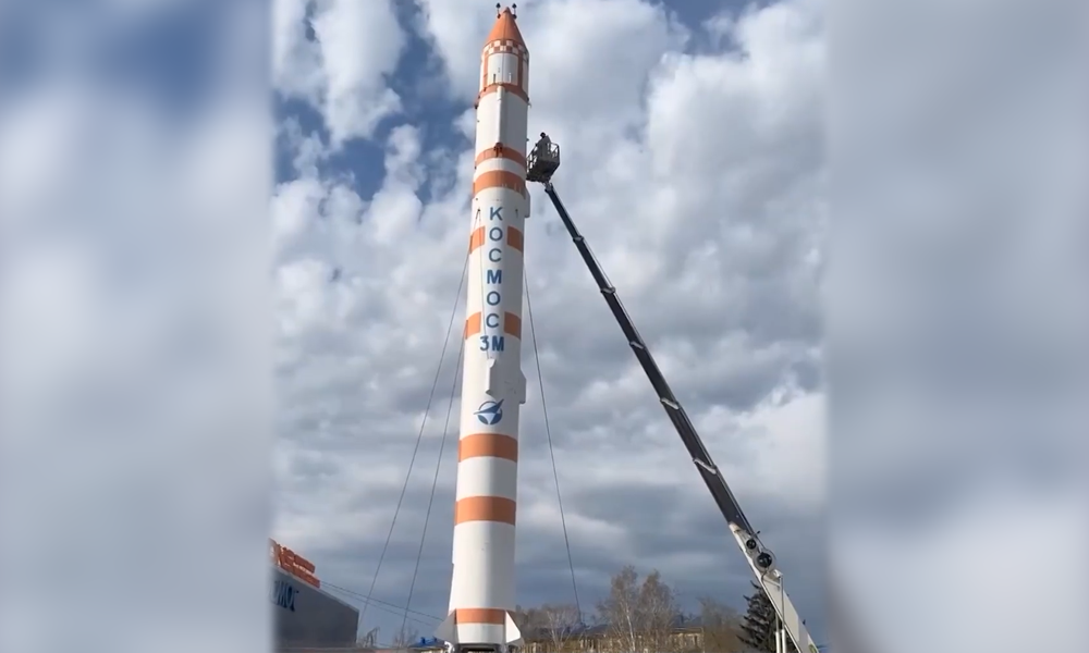 Главный символ Космического проспекта в посёлке Чкаловский обновляют