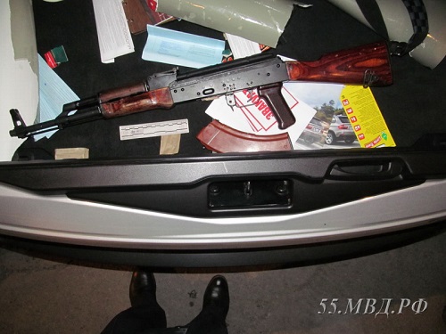Омич на BMW пытался впечатлить девушек стрельбой из списанного оружия