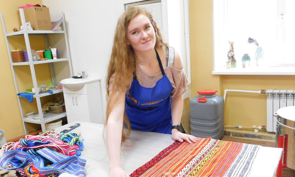 Жительница Тары Мария Костелецкая рассказала о том, как её увлечение народными ремёслами превратилось в работу мечты