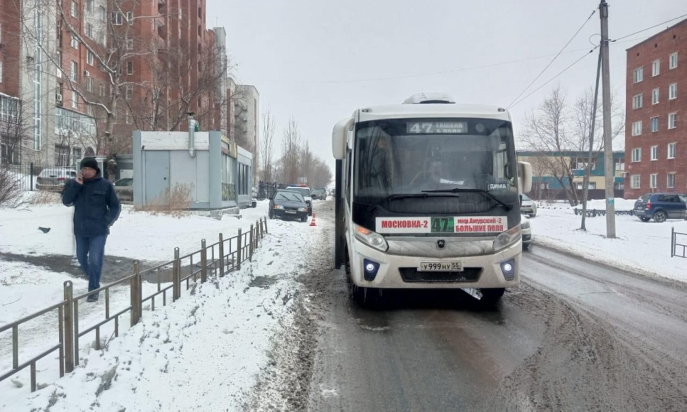 В центре Омска пассажирский автобус сбил пешехода на остановке 