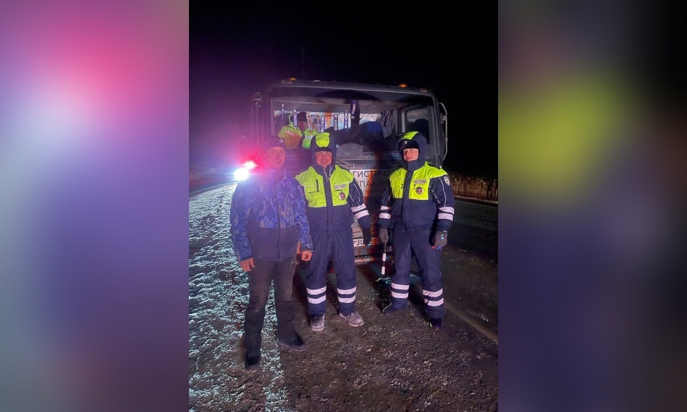 В Омской области сотрудники ДПС помогли отогреть замёрзший на трассе грузовик и оперативно нашли запчасти 