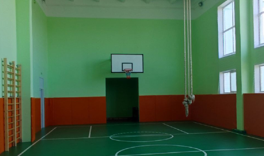 В Омской области завершили ремонт в двух школьных спортзалах
