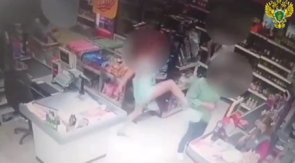 Омичка, которая пнула в магазине незнакомую женщину, выплатит потерпевшей 50 тысяч рублей