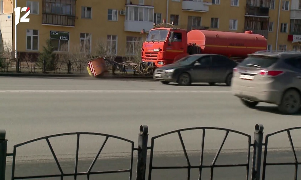 В Омске моют и красят ограждения