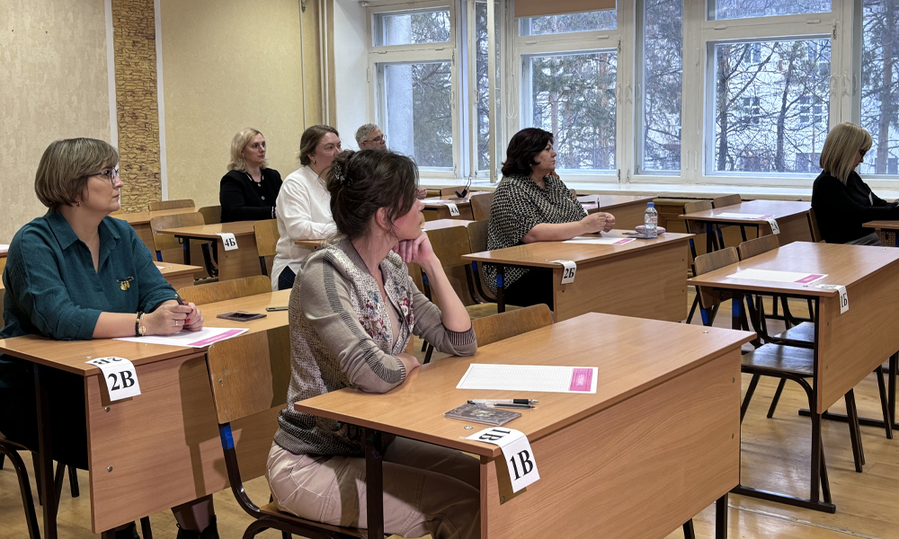 «Снова в школу!»: омские родители вновь оказались в выпускном классе и сдали главный школьный экзамен
