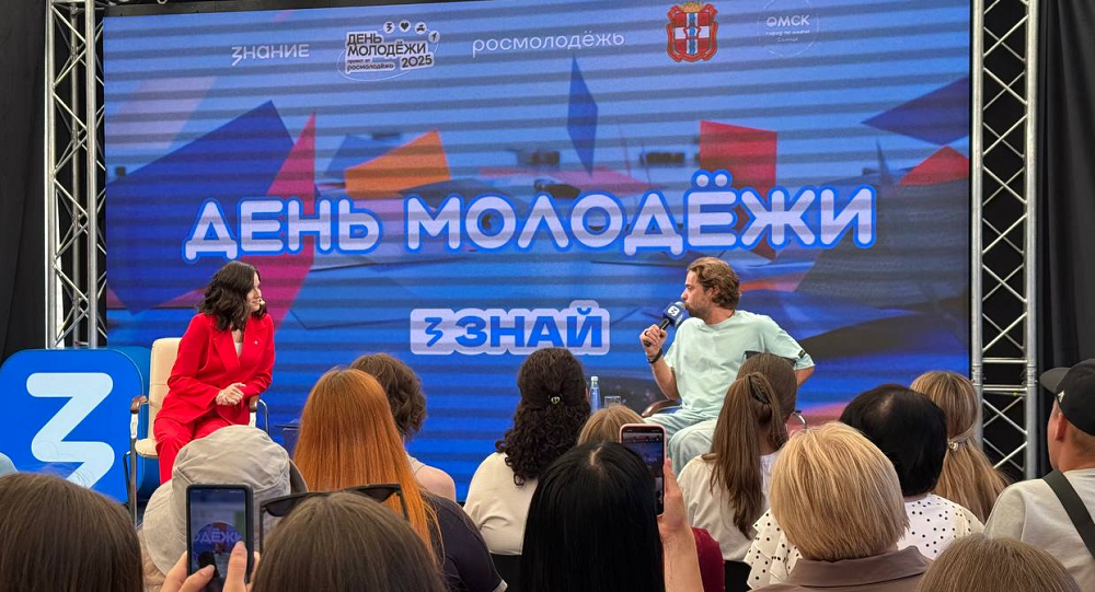 Омичи в День молодёжи пообщались с актёром Ильёй Глинниковым