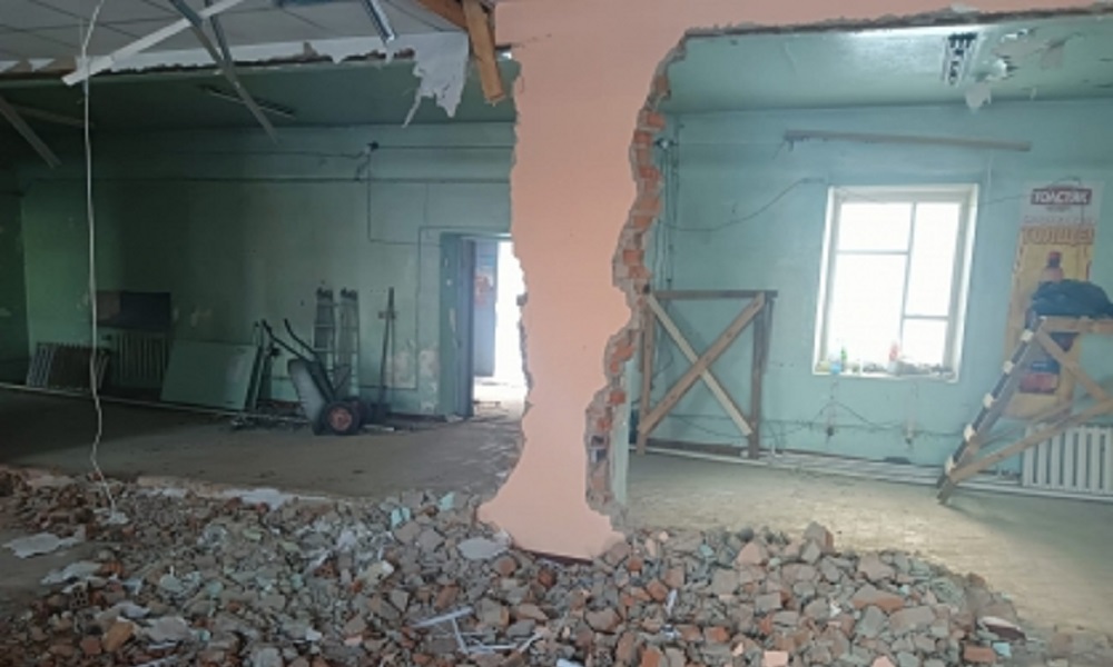 В Омской области на рабочего обрушилась кирпичная стена  