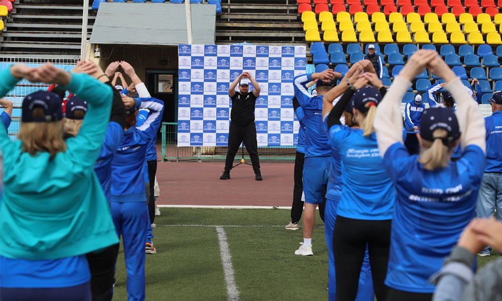 В Омске День физкультурника начался с массовой зарядки