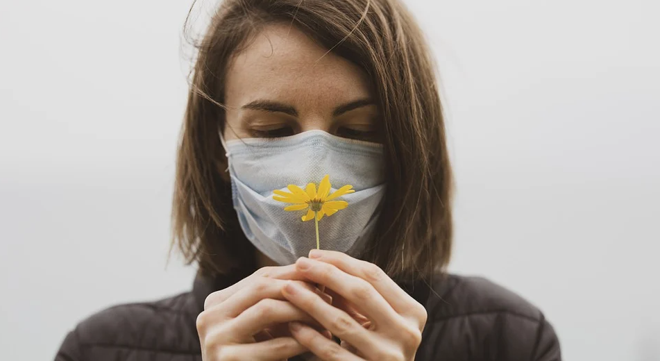 Возможно, уже летом омичи смогут ходить без масок в общественных местах