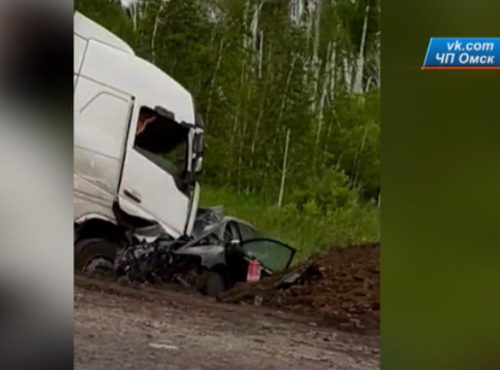 На омской трассе фура буквально смяла легковушку