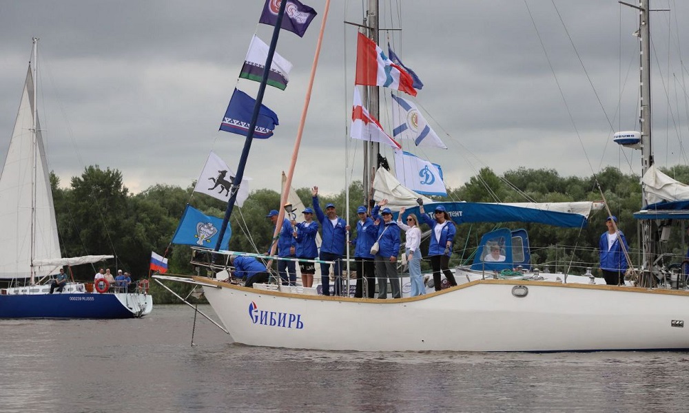 Знаменитая яхта «Сибирь» отправила в Тару по Иртышу огонь «Королевы спорта-2024»
