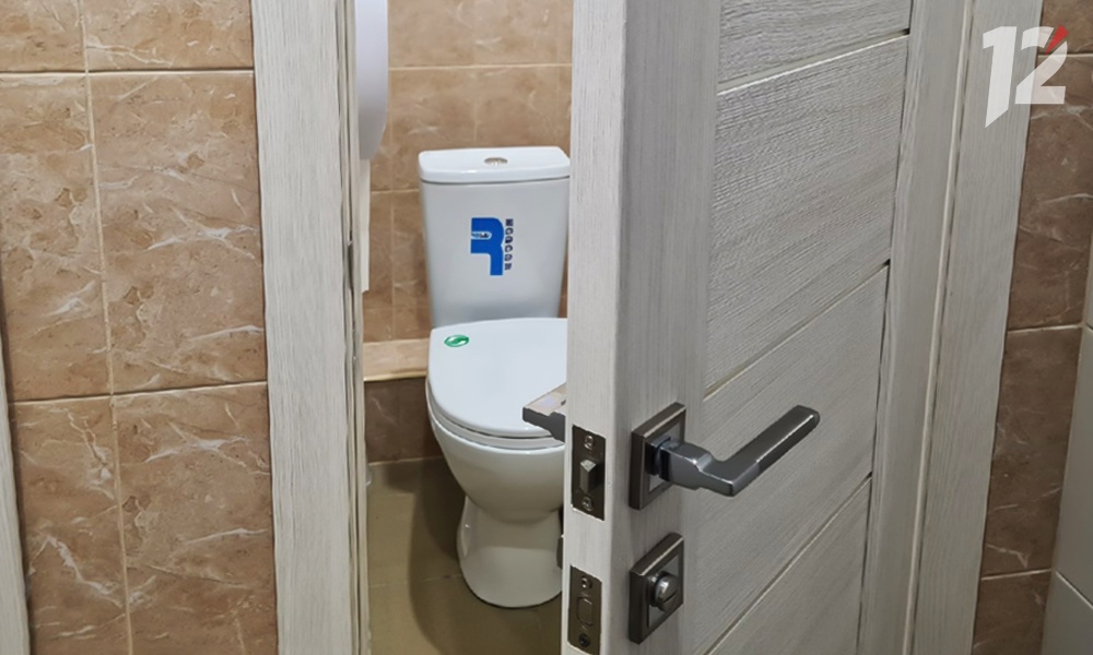 В омской школе отремонтируют туалеты, в которых прокуратура обнаружила плесень