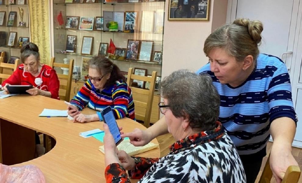 Подопечные Нежинского геронтологического центра выходят в Сеть