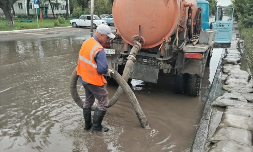 Омские сотрудники УДХБ откачивают воду после дождя