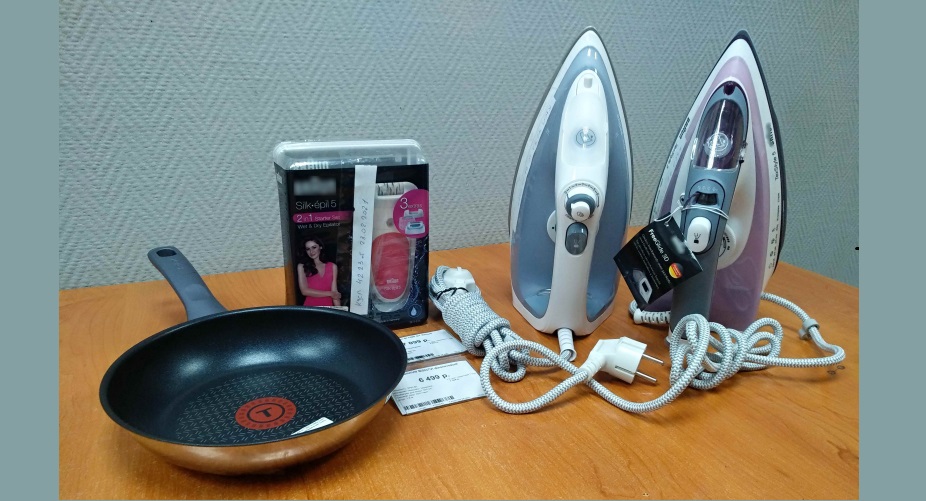 Группа омичек похитила из магазина два утюга, электробритву и сковородку