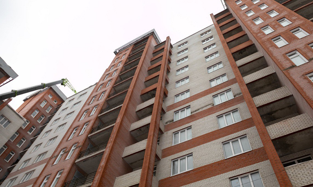 В Омске планируют досрочно завершить строительство проблемного дома на пересечении Тарской и Яковлева