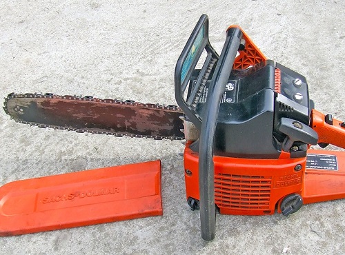 В Омской области молодая женщина украла бензопилу