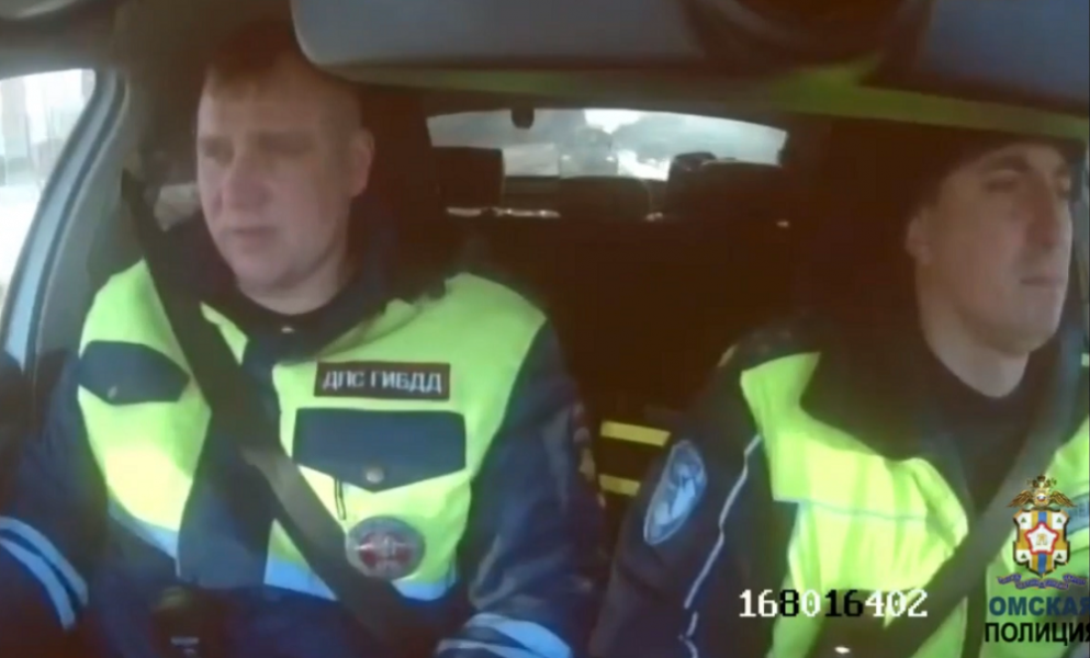 Омские инспекторы ДПС помогли доставить в больницу человека с загородной трассы