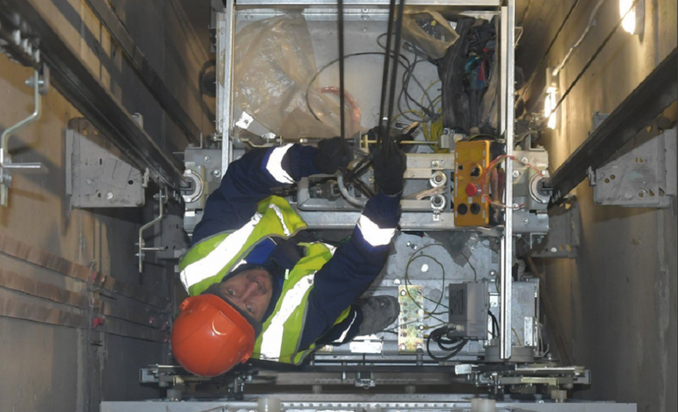 В омских многоквартирных домах установили уже 92 новых лифта