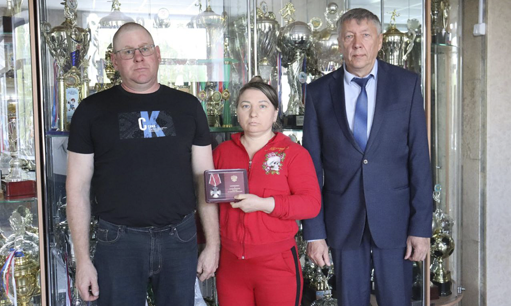 Первый замглавы Исилькульского района передал орден Мужества родителям участника СВО 